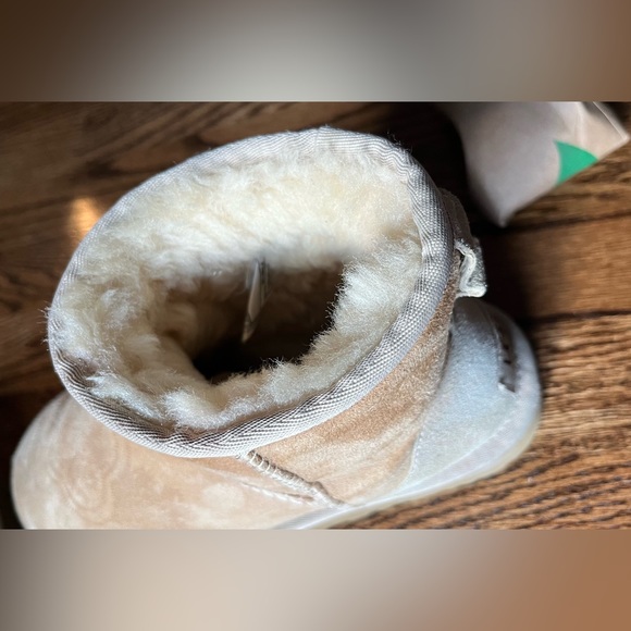 UGG Australia Boots - Picture 2 of 8